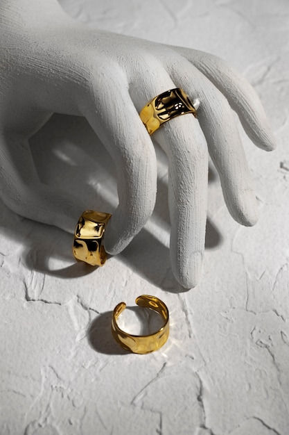 Dure gouden ring met weergave van een menselijke handstand