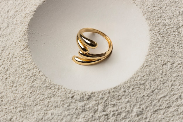 Gratis foto dure gouden ring met witte poederachtergrond