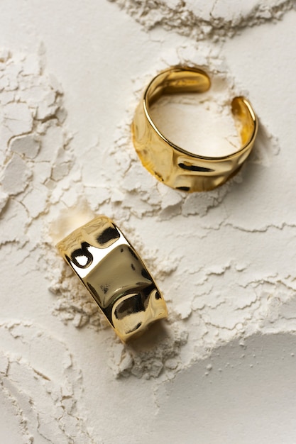 Dure gouden ring met witte poederachtergrond