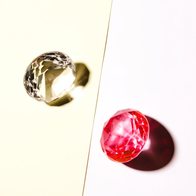 Dure witte en rode diamant op witte en beige achtergrond