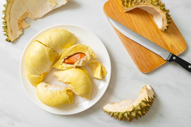 Durian gerijpt en vers, durian schil op witte plaat