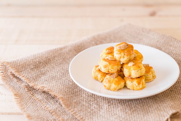 Durian koekjes op een witte plaat