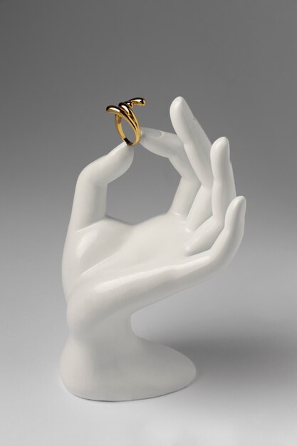 Duur gouden ring met menselijke hand stand display