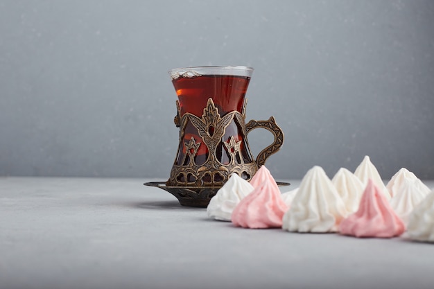 Earl grey thee in een kaukasisch stijl glas met marshmallows.