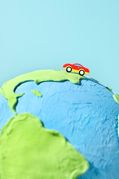 Gratis foto earth globe in papieren stijl met auto