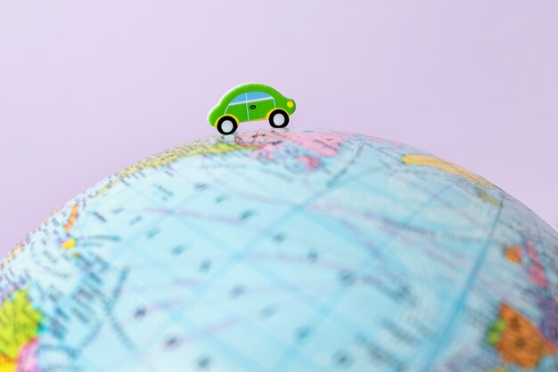 Earth globe in papieren stijl met auto