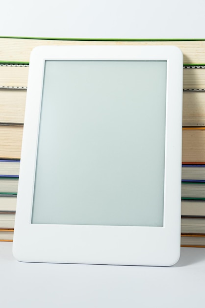 Ebook reader naast papieren boeken