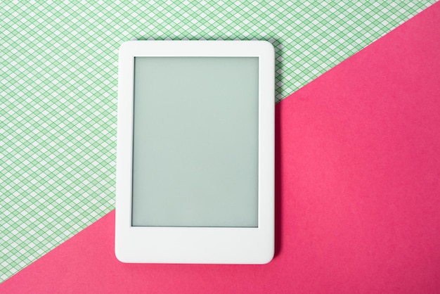 Ebook reader op de gestreepte groene achtergrond met roze