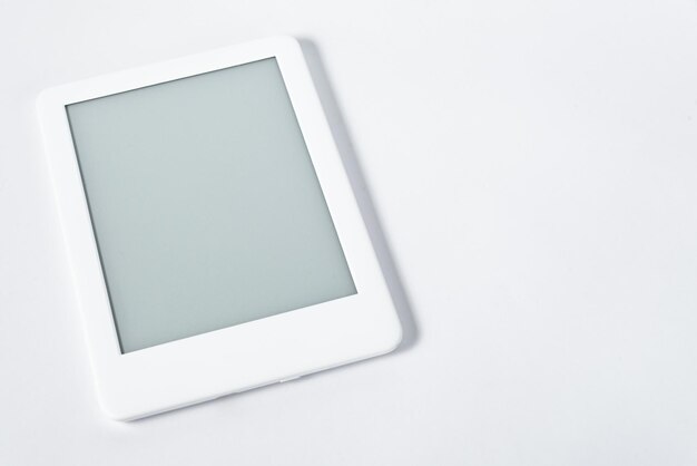 Ebook reader over geïsoleerde witte achtergrond