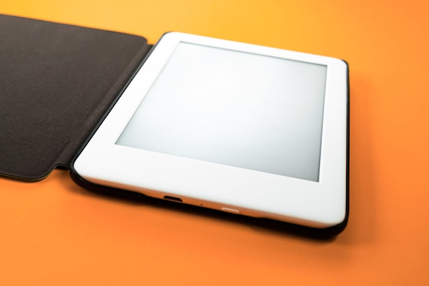 Ebook reader over gele achtergrond