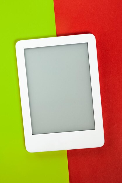 Ebook reader over gele en rode achtergrond