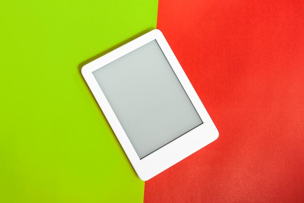 Ebook reader over gele en rode achtergrond