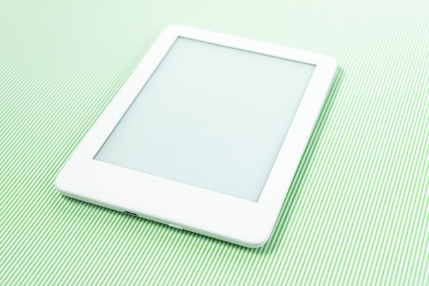 Ebook reader over groen gestreepte achtergrond