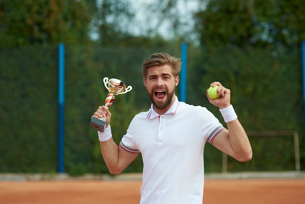 Gratis foto echt waanzinnig diep is hij de kampioen