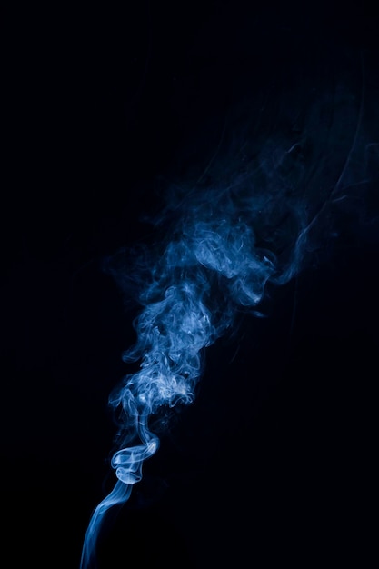 Echte blauwe rook golvend op zwarte achtergrond