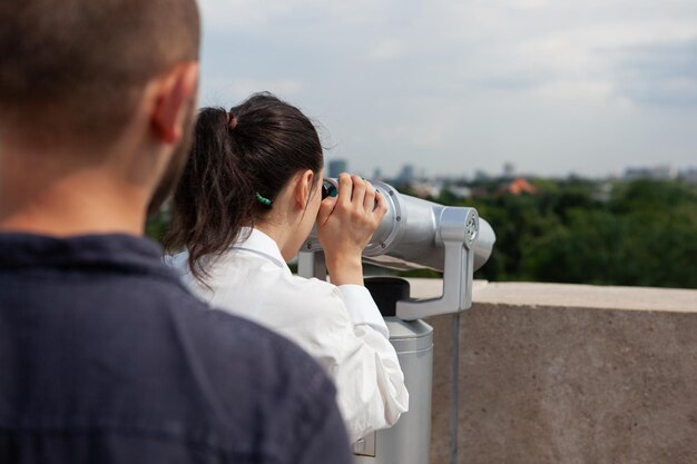 Echtgenoot verrassende vrouw met romantisch panoramisch uitzicht op grootstedelijke stad