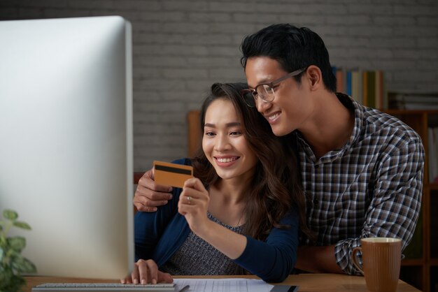 Echtgenoten betalen met creditcard die bij online winkel bestelt