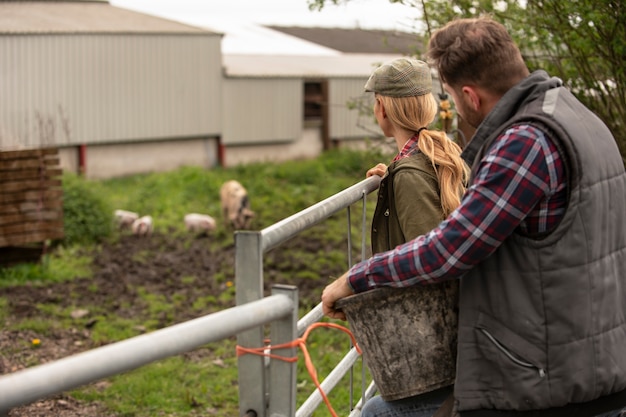 Echtpaar aan het werk op de boerderij