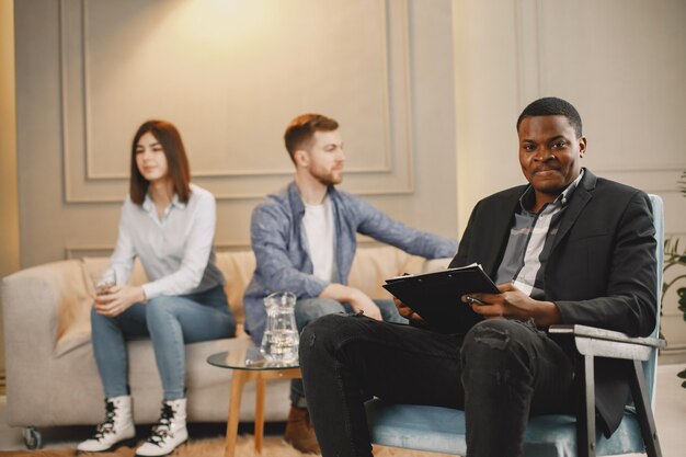 Echtpaar heeft problemen in hun relatie. Ze gaan naar de psycholoog voor advies.