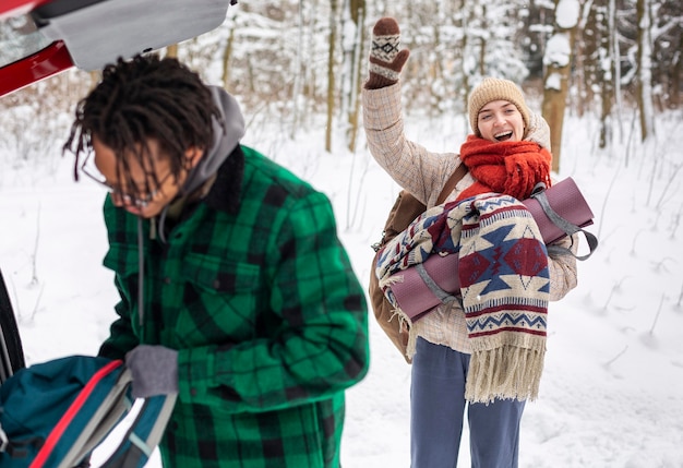 Echtpaar in de winter met rugzakken