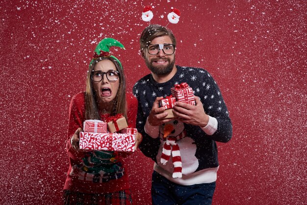 Echtpaar met cadeautjes staan in de sneeuw