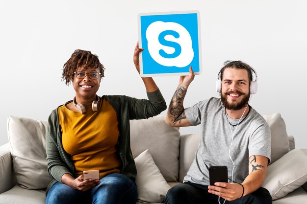 Echtpaar met een Skype-pictogram