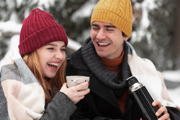 Gratis foto echtpaar met winterkleren glimlachen