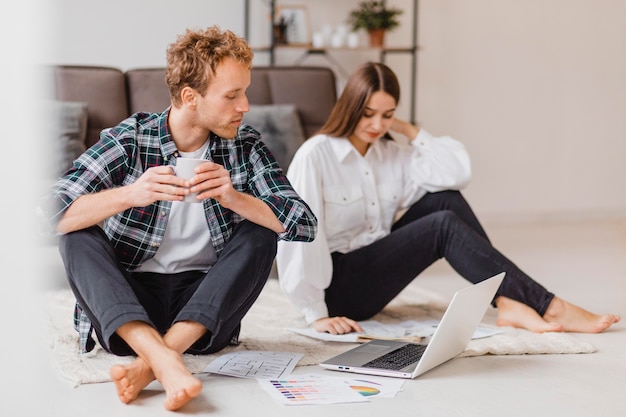 Gratis foto echtpaar van plan om het huis opnieuw in te richten