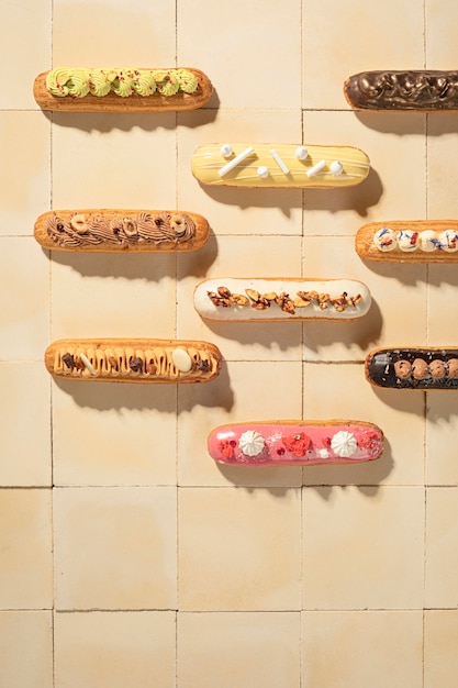 Gratis foto eclairs arrangement bovenaanzicht