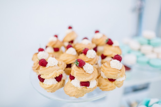 Eclairs Met Rasberries En White Cream