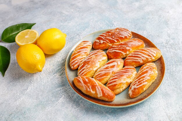 Eclairs of soesjes met witte chocolade en witte chocolade