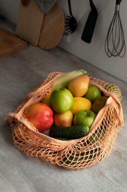 Gratis foto eco-tas met hoge hoek met fruit