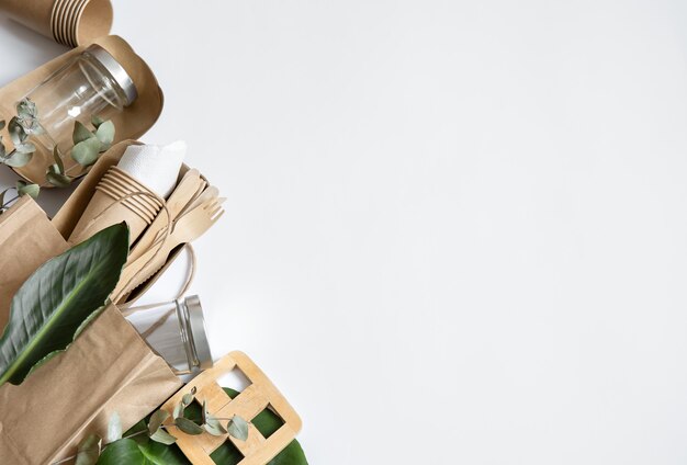 Eco-vriendelijk wegwerpservies. Het concept van het redden van de planeet, de afwijzing van plastic.