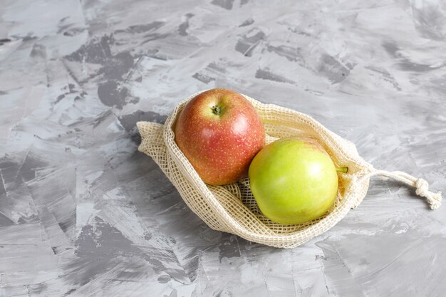 Eco-vriendelijke eenvoudige beige katoenen boodschappentassen voor het kopen van groenten en fruit met zomerfruit.