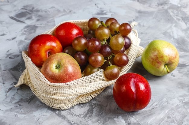 Gratis foto eco-vriendelijke eenvoudige beige katoenen boodschappentassen voor het kopen van groenten en fruit met zomerfruit.