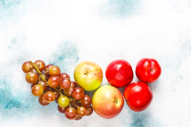 Eco-vriendelijke eenvoudige beige katoenen boodschappentassen voor het kopen van groenten en fruit met zomerfruit.