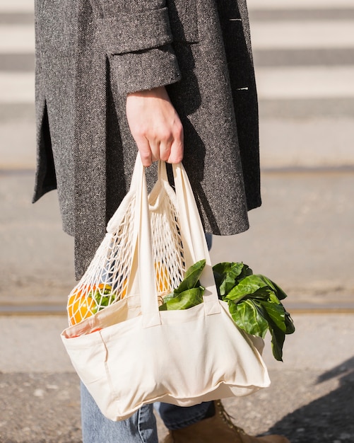 Eco-vriendelijke tas met biologische groenten