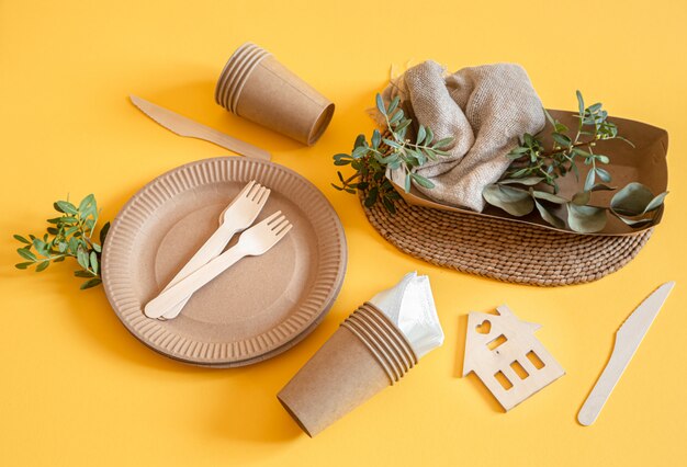 Eco-vriendelijke wegwerp borden gemaakt van papier op een oranje oppervlak