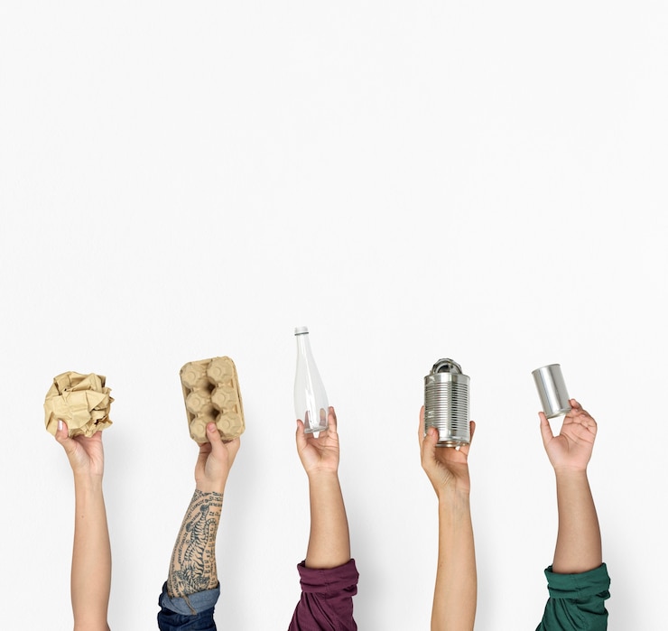 Gratis Foto ecologie menselijke hand met spullen voor recycling
