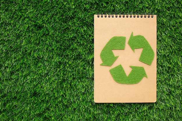 Ecologische notebook met recycle teken