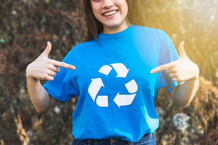 Gratis Foto ecologische vrijwilliger in recycle-t-shirt