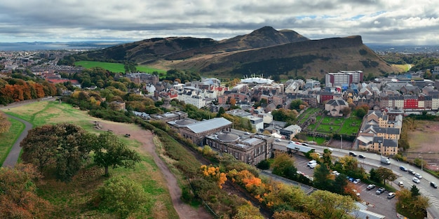 Edinburgh skyline van de stad panorama gezien vanaf Calton Hill. Verenigd Koninkrijk.