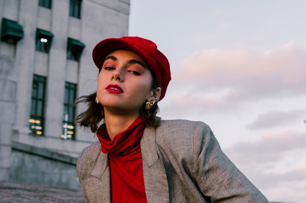 Een aantrekkelijke jonge vrouw met ceremoniële make-up