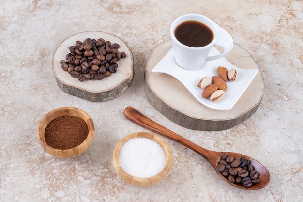 Een arrangement met koffie, suiker en noten