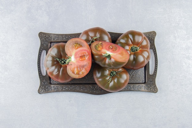 Gratis foto een bakje tomaat, op het marmeren oppervlak