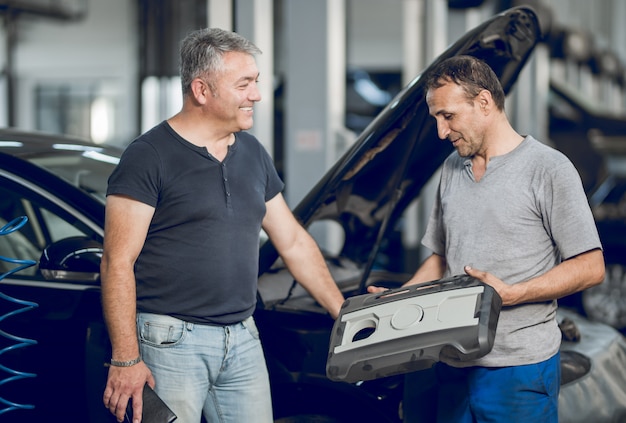 Een benchman en de eigenaar van de auto maken een deal