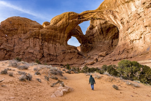 Een bezoeker nadert de Double Arch