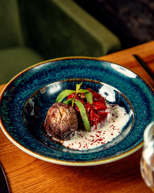 Een bord gevulde tomatenschotel met geroosterde aardappel en yoghurt 1