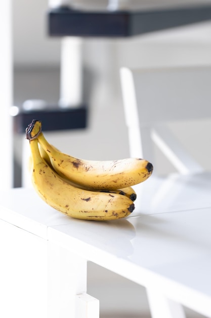 Gratis foto een bos bananen op de keukentafel van dichtbij.