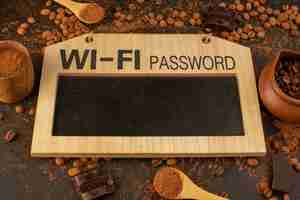 Gratis foto een bovenaanzicht bruine koffiezaden met choco-repen. wi-fi wachtwoordbord teken